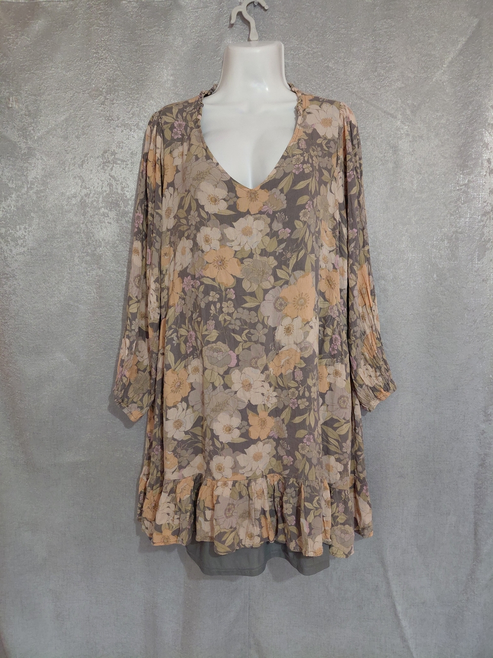 IARULA Taupe Floral V-Neck Ruffle Hem Dress. Size B Tunic Dress